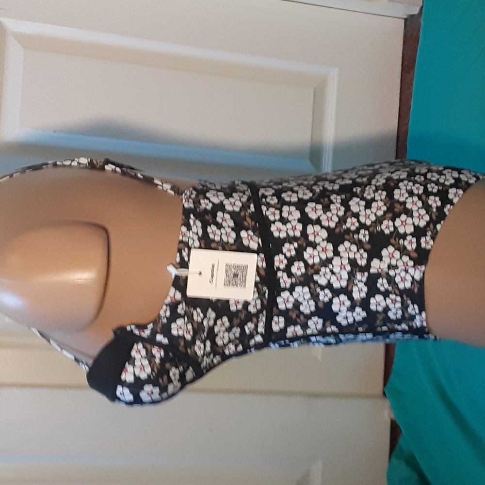 CUPSHE BLACK AND WHITE FLORAL ONE PIECE SWIMSUIT, MEDIUM - Picture 3 of 11
